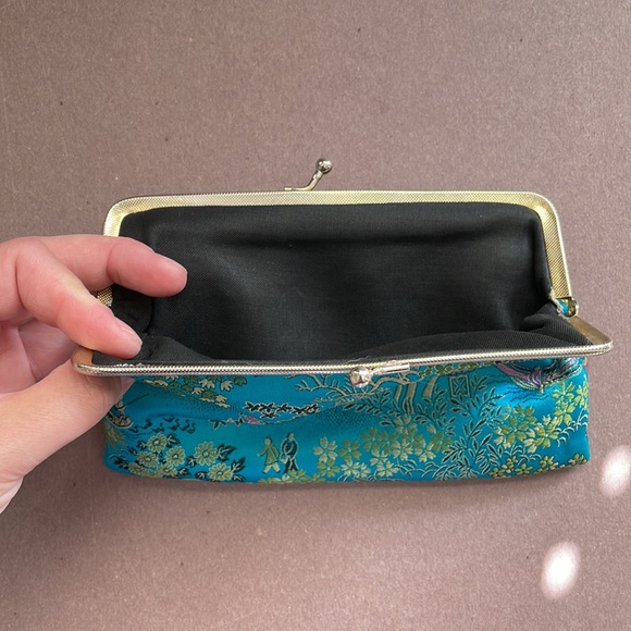 Vintage AS IS blue Chinese silk pouch - kiss closure - Picture 3 of 6